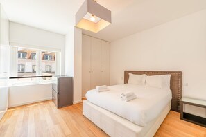 1 dormitori, planxa i posts de planxar, Internet i roba de llit