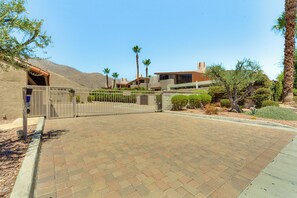 Property grounds - Chic, Walkable Desert Retreat - Private & Serene (Palm Springs)
