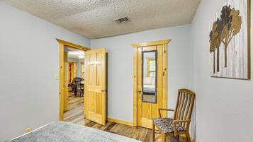 3 bedrooms, iron/ironing board, WiFi, bed sheets