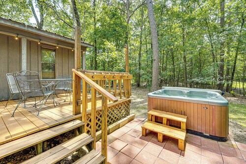 < 3 Mi to Broken Bow Lake: Hot Tub Haven!
