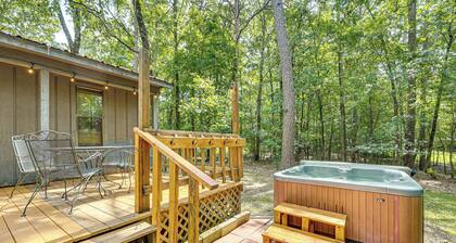 < 3 Mi to Broken Bow Lake: Hot Tub Haven!