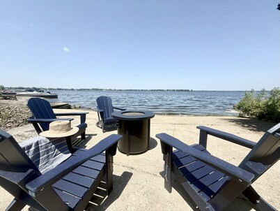 Cozy 1 BR Lakefront Retreat