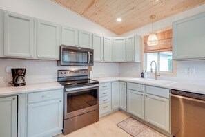 Fridge, microwave, stovetop, dishwasher