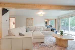 TV, fireplace, DVD player, books