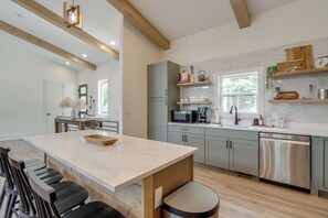 Réfrigérateur, micro-ondes, plaque de cuisson, lave-vaisselle