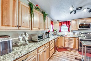 Microwave, dishwasher, coffee/tea maker, toaster