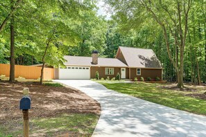 Exterior - ~ 1 Mi to Dtwn Alpharetta: Home w/ Screened Porch! (Alpharetta)