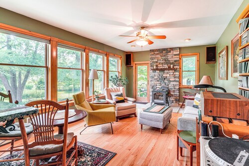 Peaceful Country Retreat: Private & Convenient
