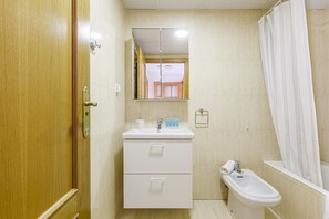 Een douche, een haardroger, handdoeken