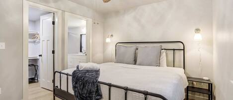 2 habitaciones, escritorio y tabla de planchar con plancha