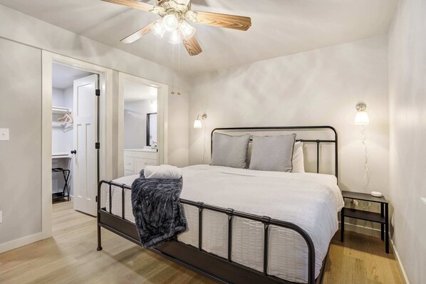 2 室のベッドルーム、デスク、アイロン / アイロン台、旅行用ベビーベッド