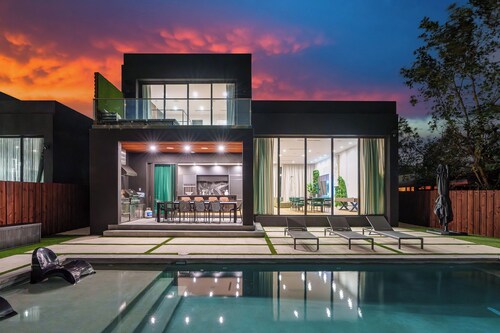 Elegant Miami Luxury Villa, Private Pool, Grill, Near Design District & Wynwood