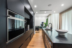 Réfrigérateur, micro-ondes, four, plaque de cuisson