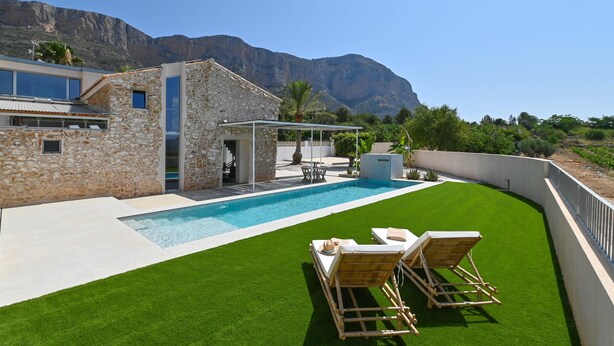 A modern villa with a swimming pool, outdoor seating, and a view of mountains. - La de Ros - Javea, Costa Blanca (Javea)