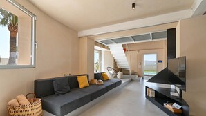 A modern living room with a sofa, a television, and a bookshelf. - La de Ros - Javea, Costa Blanca (Javea)