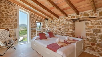 3 slaapkamers, een strijkplank/strijkijzer, wifi, beddengoed