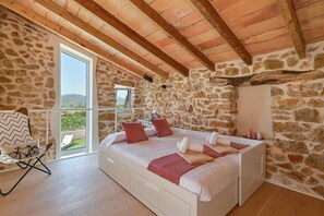 3 quartos, ferros/tábuas de passar roupa, Wi-Fi, roupa de cama