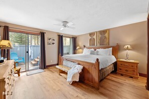 3 bedrooms, iron/ironing board, travel cot, WiFi - The River Lodge: Sleeps 8|Hot Tub|Foosball|Bikes (Sunriver)