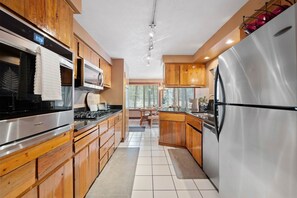 Frigorífic, microones, forn i placa de cuina 