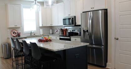 Spacious 4-bedroom 3.5 Bath. The War Eagle House Getaway in the Heart of Auburn!