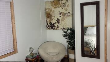 Tabla de planchar con plancha, wifi gratis, ropa de cama