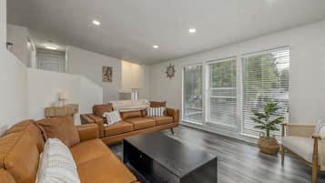 Smart TV, videogames, pebolim, escritórios