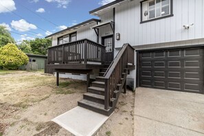 Exterior - Spacious Family Retreat with Hot Tub, Game Room, near Lake CDA! Pet Friendly! (Coeur d`Alene)