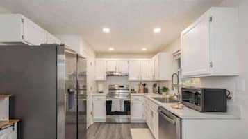 Geladeira, micro-ondas, fogão, cooktop