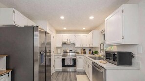 Kjøleskap, mikrobølgeovn, ovn og kokeplater