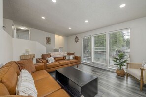 Smart TV, video games, foosball - Spacious Family Retreat with Hot Tub, Game Room, near Lake CDA! Pet Friendly! (Coeur d`Alene)