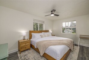 4 多间卧室、办公桌、熨斗/熨衣板、旅行婴儿床