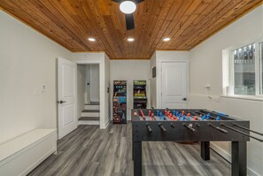 Game room - Spacious Family Retreat with Hot Tub, Game Room, near Lake CDA! Pet Friendly! (Coeur d`Alene)