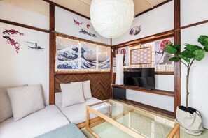 Living area - Yayoicho 1 House (Tokyo)