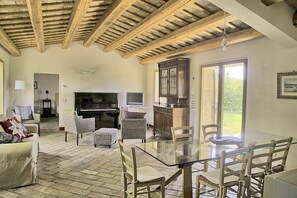 TV - Villa Verdalba: A characteristic and welcoming villa surrounded by the greenery, with Free WI-FI. (Ostra)