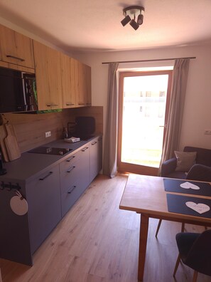 Kylskåp, mikrovågsugn, spishäll och diskmaskin