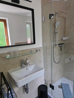 Dusche, Haartrockner, Handtücher