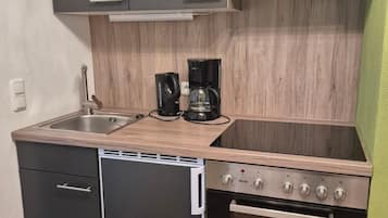 Kühlschrank, Ofen, Herdplatte, Wasserkocher mit Kaffee-/Teezubehör