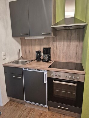 Fridge, oven, stovetop, coffee/tea maker
