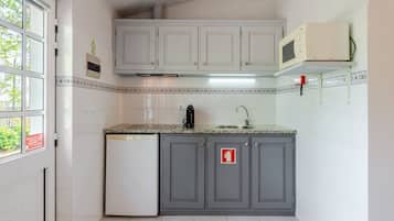 Kühlschrank, Mikrowelle, Wasserkocher mit Kaffee-/Teezubehör, Toaster
