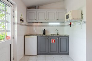 Refrigerador, microondas, cafetera y tetera y tostadora