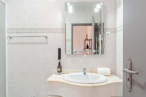 Shower, hair dryer, towels, shampoo