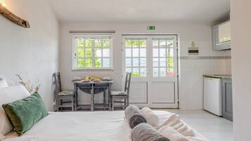 1 bedroom, iron/ironing board, internet, bed sheets