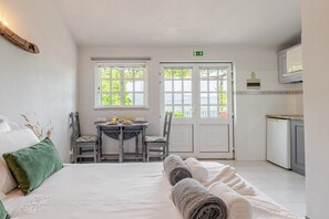 1 habitación, tabla de planchar con plancha, internet y ropa de cama