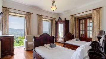 12 bedrooms, iron/ironing board, internet