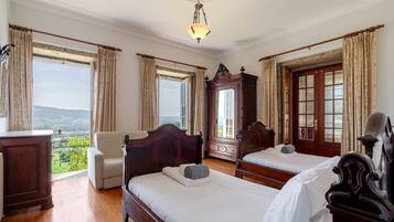 12 bedrooms, iron/ironing board, internet