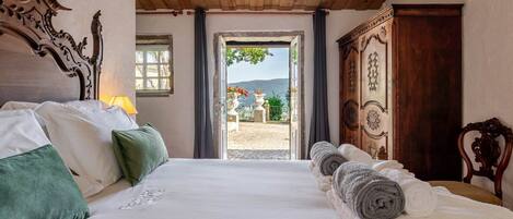 2 bedrooms, iron/ironing board, internet, bed sheets