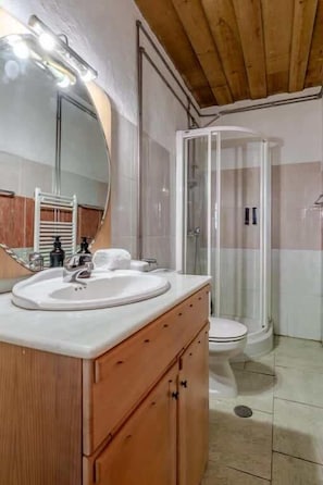 Douche, sèche-cheveux, serviettes fournies, shampoing