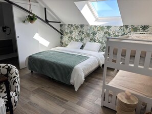Een strijkplank/strijkijzer, wifi, beddengoed