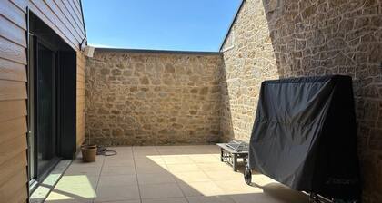 Gßte spacieux avec espace jacuzzi sauna , salle réception et terrasse avec jeux.