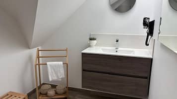 Chuveiro, banheira de hidromassagem, secador de cabelo, toalhas de banho